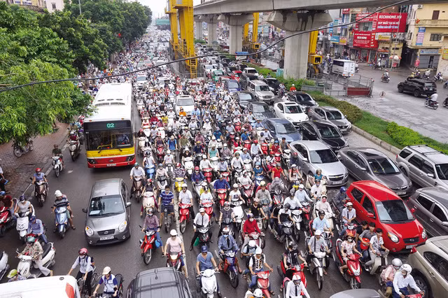 Nhiều chuyên gia cho rằng cần phải di dời các bệnh viện, trường học… ra khu vực ngoại thành để giảm tình trạng ùn tắc giao thông.