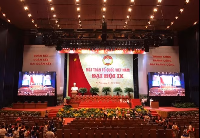 Các đại biểu bắt đầu tiến vào hội trường chính nơi sẽ chính thức diễn ra Đại hội