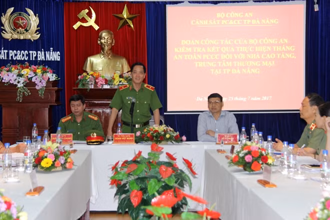 Thiếu tướng Đoàn Việt Mạnh, Cục trưởng Cục Cảnh sát PCCC và CNCH dẫn đầu đoàn công tác của Bộ Công an kiểm tra an toàn PCCC bảo vệ APEC và Kiểm tra tháng cao điểm về an toàn PCCC đối với nhà, công trình cao tầng, siêu cao tầng, trung tâm thương mại tại TP. Đà Nẵng vào ngày 25-7-2017.
