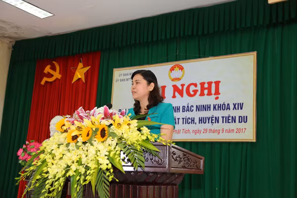 Bà Trần Thị Hằng, Phó trưởng đoàn ĐBQH Bắc Ninh báo cáo chương trình làm việc của Quốc hội trong kỳ họp sắp tới