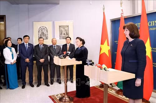 Chủ tịch Quốc hội Nguyễn Thị Kim Ngân và Chủ tịch Thượng viện Belarus Natalia Kochanova gặp gỡ báo chí - Ảnh: TTXVN.