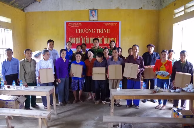 Một số bà con nhân dân thôn Hùng Tiến nhận quà tặng.