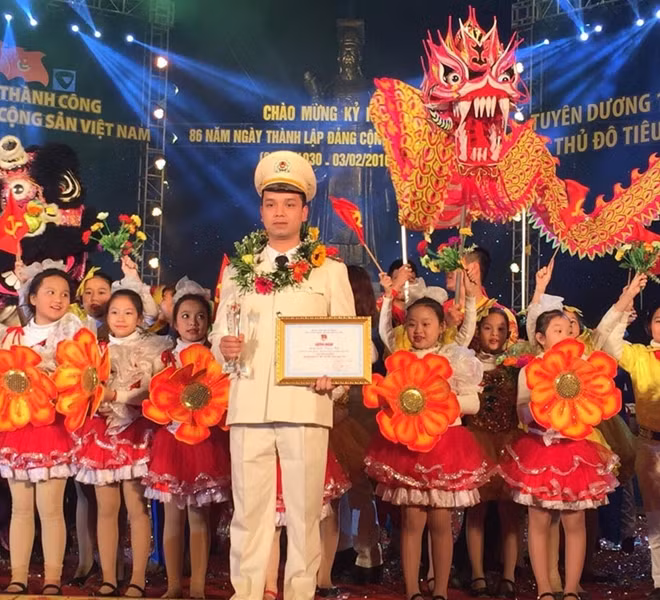 Thiếu tá Trần Xuân Hải tại Lễ vinh danh 10 gương mặt trẻ tiêu biểu Thủ đô.