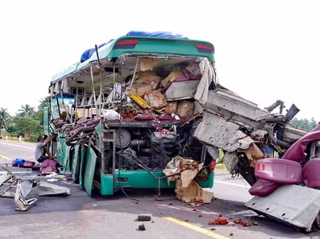 Phần thân bên trái và phần đuôi xe khách bị xé toạc, vỡ nát sau cú va đập mạnh.