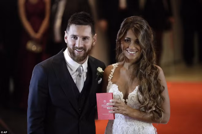 Messi và vợ trong ngày cưới. Ảnh: AP.