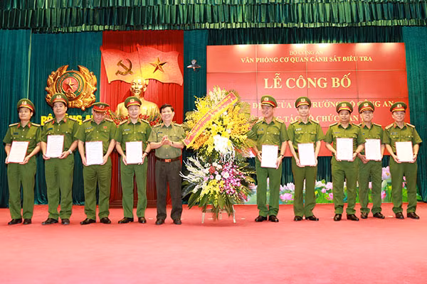 Thứ trưởng Nguyễn Văn Sơn trao quyết định của Bộ trưởng Bộ Công an điều động công tác đối với các đồng chí lãnh đạo Văn phòng Cơ quan CSĐT