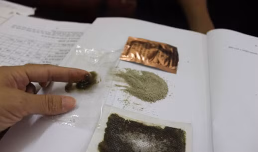 Bên trong miếng dán là một dạng bột, khi để không cũng có thể biến đổi màu sắc.