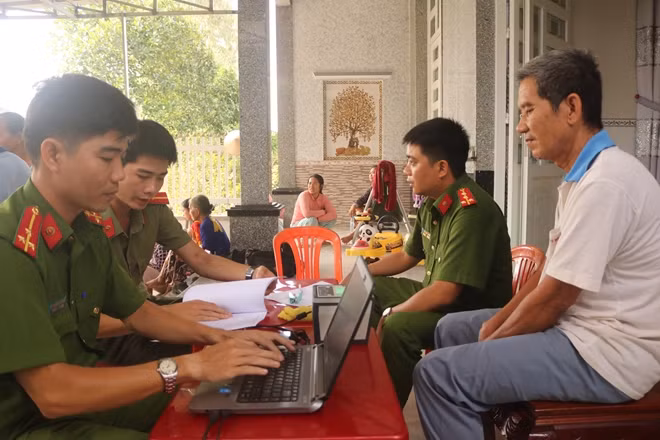 Công an TP Cần Thơ xuống cơ sở cấp căn cước công dân cho người dân.
