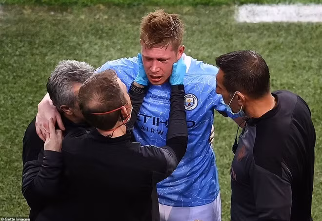 Nhạc trưởng của ManCity bị chấn thương vào mặt sau pha va chạm với Rudiger ở phút 60 và buộc phải rời sân.