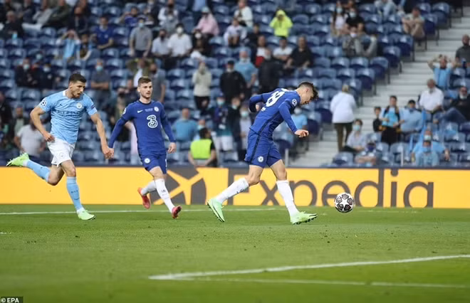 Cầu thủ đắt giá bậc nhất của Chelsea sau đó nhẹ nhàng dứt điểm vào khung thành bỏ trống.