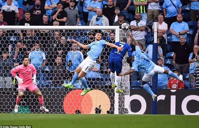 Trong đó người góp công lớn nhất giúp Chelsea đứng vững trước áp lực khủng khiếp của ManCity chính là Kante. Dù không ghi bàn nhưng cầu thủ người Pháp đã đóng góp tới 1 nửa sức mạnh của Chelsea hôm nay. Số 7 của The Blue vừa là hòn đá tảng nơi hàng thủ vừa là ngòi nổ cho những pha phản công của Chelsea.