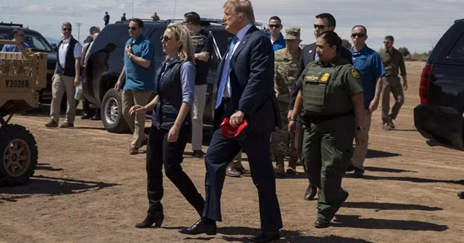 Tổng thống Donald Trump cùng Bộ trưởng An ninh nội địa Kirstjen Nielsen.