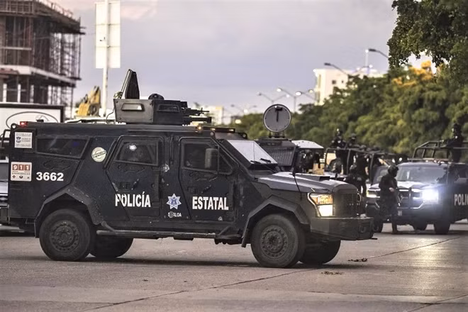 Cảnh sát huy động lực lượng và xe bọc thép vẫn không thắng được băng đảng ma tuý.