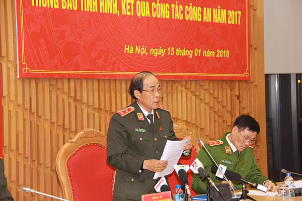 Trung tướng Trần Đăng Yến, Phó Tổng cục trưởng Tổng cục An ninh trả lời câu hỏi của các phóng viên