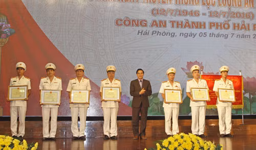 Thành ủy, UBND thành phố cũng trao nhiều phần thưởng tặng các tập thể và cá nhân.