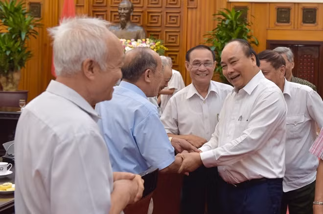 Thủ tướng ân cần nói chuyện với các đồng chí từng bảo vệ, phục vụ Bác Hồ. Ảnh: VGP/Nhật Bắc