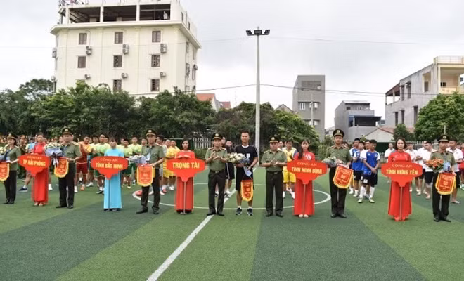 Đại tá Phan Vũ Minh, Phó Cục trưởng Cục Công tác Đảng&Công tác chính trị và Đại tá Nguyễn Thanh Sơn, Phó Giám đốc Công an tỉnh Ninh Bình tặng hoa và cờ lưu niệm cho các đội tuyển.