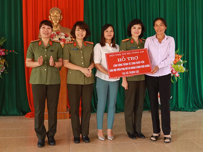 Đoàn đã trao 5 suất quà hỗ trợ xây dựng công trình vệ sinh khép kín tại thôn Nam Sơn.