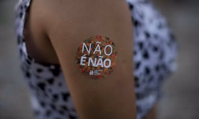 Một phụ nữ dán lên cánh tay dòng chữ "Không, không" khi tham gia sự kiện chống lại bạo lực đối với phụ nữ ở Rio de Janeiro, Brazil.