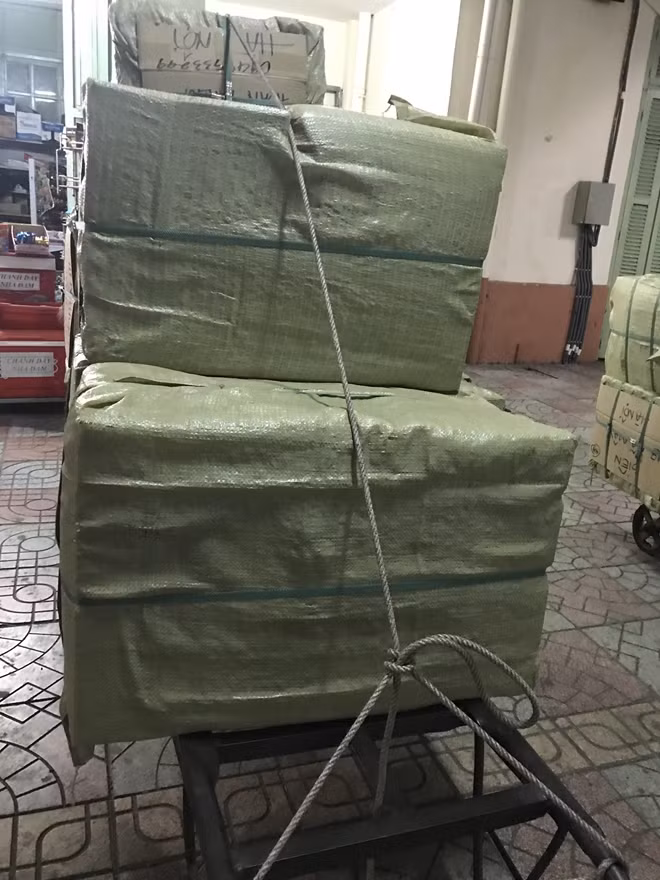Có khi chỉ nhìn thấy chiếc bao tải đi trên sân ga.