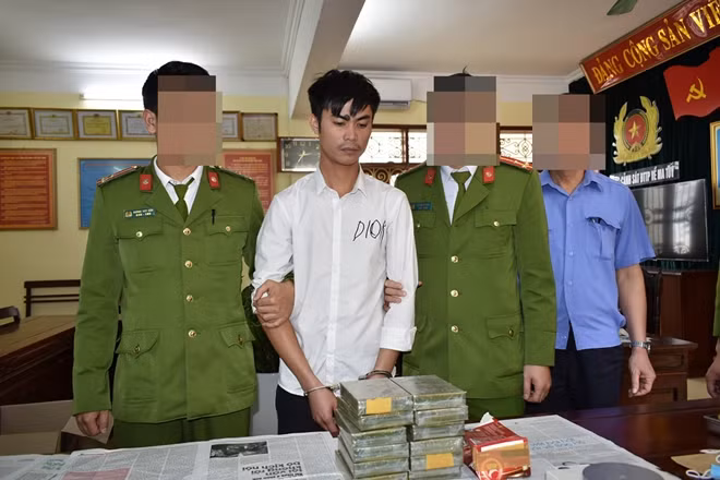 Đối tượng Nguyễn Văn Thịnh (áo trắng) cùng tang vật vụ án.