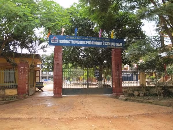 Trường THPT Tứ Sơn nơi xảy ra vụ việc.
