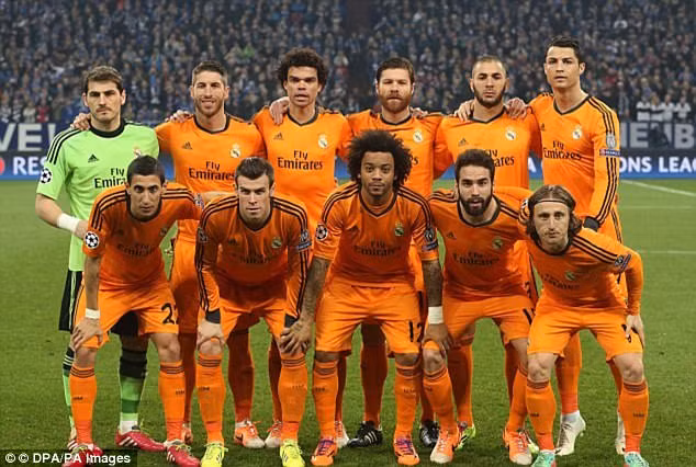 Dù không bị che mặt, Ronaldo vẫn kiễng chân như một thói quen.