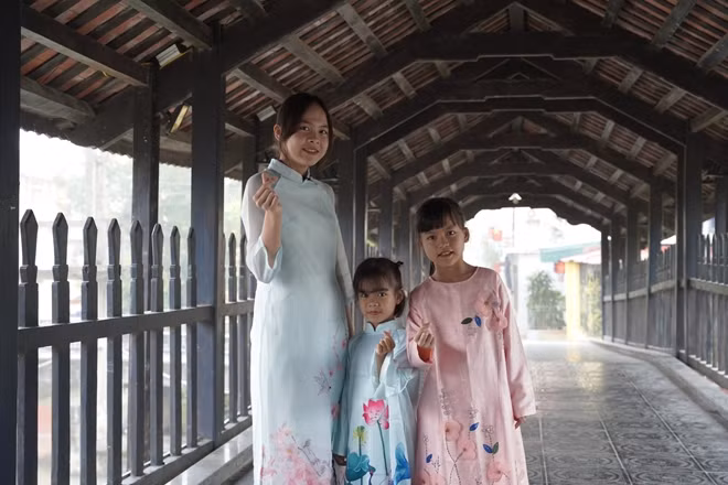 Ba chị em Trang, Giang và Ly duyên dáng trong tà áo dài do Vinamilk trao tặng.