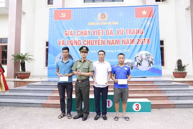 Phần trao giải cho các VĐV bóng chuyền xuất sắc.