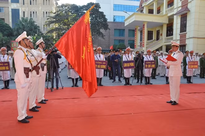 Đại diện lực lượng Công an chính quy đảm nhiệm các chức danh Công an xã làm lễ tuyên thệ.