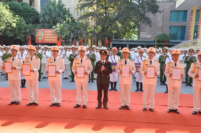 Đại tá Lê Ngọc Châu, Giám đốc Công an tỉnh trao Quyết định cho đại diện lực lượng Công an chính quy đảm nhiệm chức danh Công an xã.