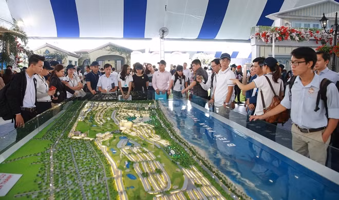 Đông đảo khách hàng quan tâm đến các dự án BĐS được giới thiệu tại Novaland Expo 2019 .