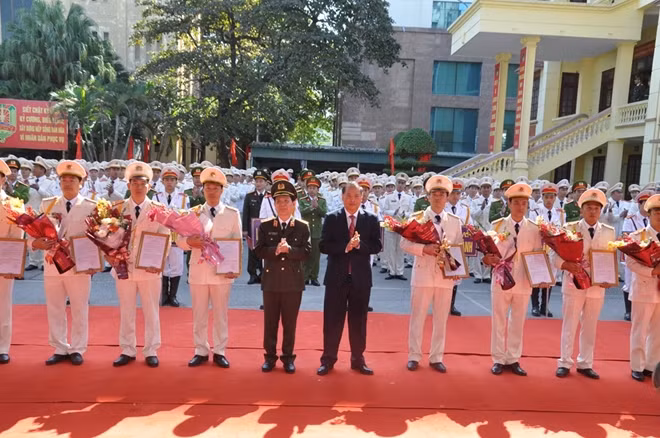Trung tướng Nguyễn Văn Sơn, Thứ Trưởng Bộ Công an; đồng chí Nguyễn Mạnh Hiển, Uỷ viên BCH Trung ương Đảng, Bí Thư Tỉnh ủy tặng hoa cho đại diện lực lượng Công an chính quy đảm nhiệm chức danh Công an xã.