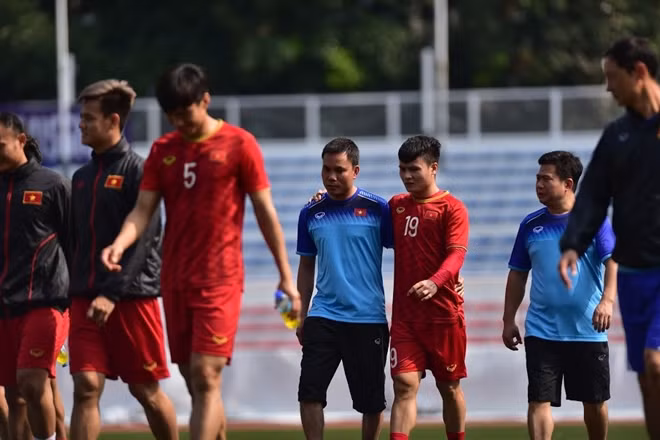 Quang Hải cũng có mặt trên sân. Tiền vệ của Hà Nội FC sẽ phải nghỉ ít nhất 2 tuần do chấn thương đồng nghĩa với việc chia tay SEA Games 30. Ảnh: CTV từ Philippines.