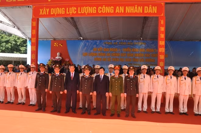 Các đồng chí lãnh đạo, đại biểu chụp ảnh lưu niệm cùng đại diện lực lượng Công an chính quy đảm nhiệm các chức danh Công an xã.