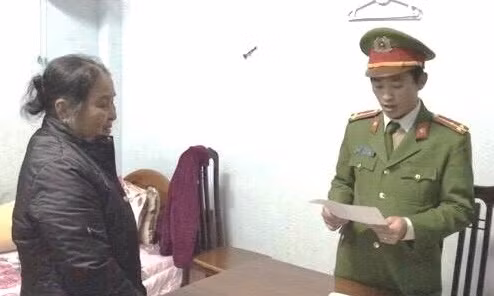 Đại diện Công an huyện Bố Trạch đọc quyết định bắt giam Hoàng Thị Kỳ.