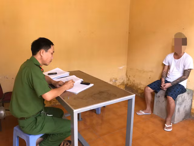 Sau cơn ngáo đá, Đặng Minh Khôi khai nhận với Công an huyện Đức Huệ, tỉnh Long An: "Em từng gây ra rất nhiều vụ trộm cắp, cướp giật”.