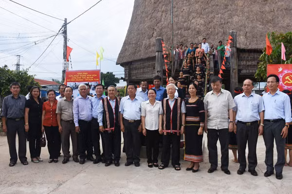 Tổng Bí thư Nguyễn Phú Trọng cùng đoàn công tác Trung ương thăm cán bộ và nhân dân làng Kon Rờ Bàng (TP.Kon Tum).