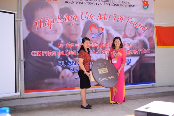 Bà Triệu Ngọc Lan - Giám đốc MobiFone Cao Bằng trao tặng đầu MobiTV cho đại diện nhà trường.