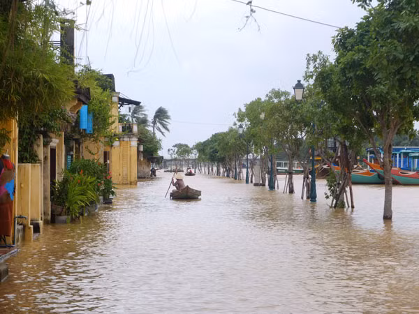 Nhiều tuyến đường tại phố cổ Hội An ngập nặng. Nhiều tuyến đường tại phố cổ Hội An ngập nặng.