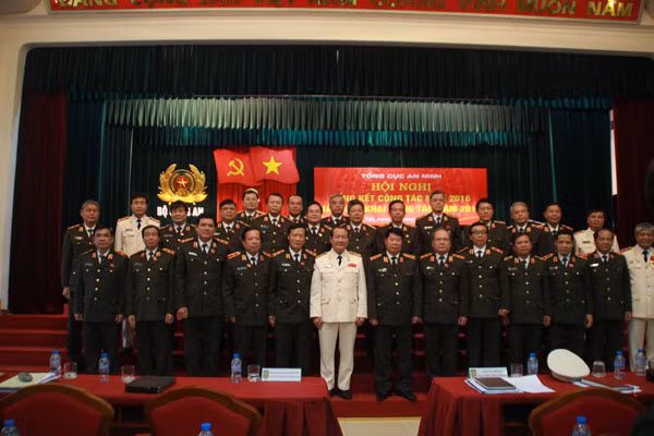 Thứ trưởng Bùi Văn Nam và các đại biểu dự Hội nghị .