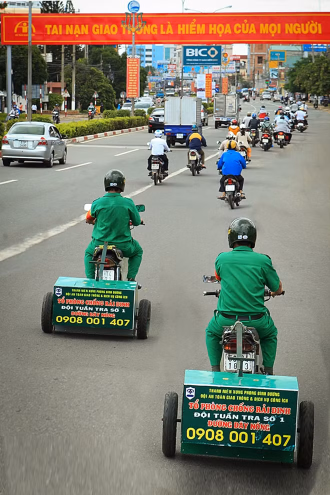 Tác phẩm: Xe hút đinh sáng chế của Tuổi trẻ Bình Bương. - Tổ phòng chống rải đinh Đội tuần tra số 1 TNXP thuộc tỉnh đoàn Bình Dương tuần tra thường xuyên trên QL 13 và các khu công nghiệp trong tỉnh Bình Dương. Tác giả Trần Tình.