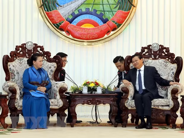 Chủ tịch Quốc hội Nguyễn Thị Kim Ngân hội kiến Thủ tướng Lào Thongloun Sisoulith. (Ảnh: Trọng Đức/TTXVN)