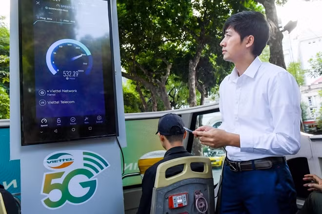 Test dịch vụ 5G trên xe buýt 2 tầng tại Hà Nội.