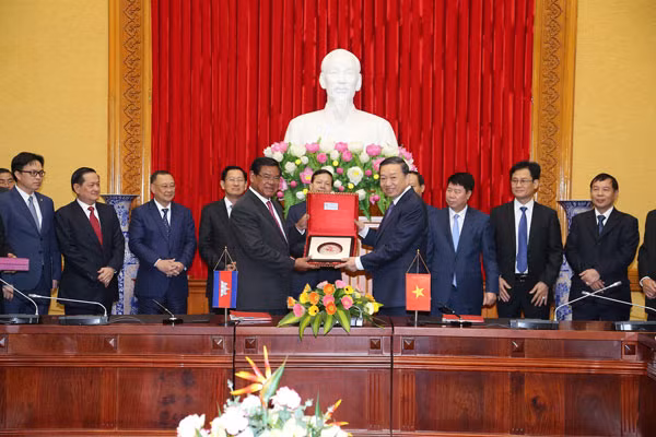 Bộ trưởng Tô Lâm và ngài Samdech Krolahom Sarkheng ký Kế hoạch năm 2017 giữa Bộ Công an Việt Nam với Bộ Nội vụ Vương quốc Campuchia