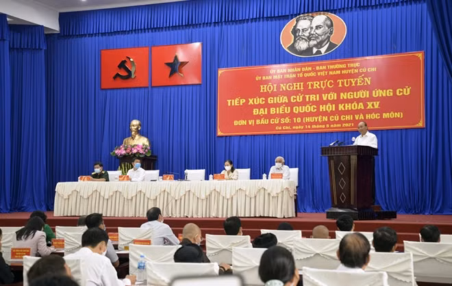 Chủ tịch nước Nguyễn Xuân Phúc phát biểu tại buổi tiếp xúc cử tri. Ảnh: Đ.T
