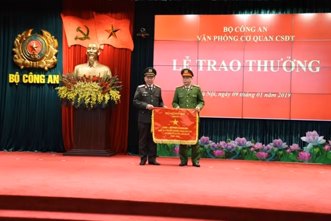 Bộ trưởng Tô Lâm trao Cờ Thi đua cho Phòng Hướng dẫn thẩm định về điều tra án kinh tế tham nhũng.