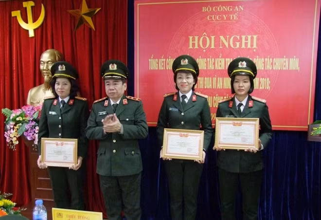 Trung tướng Phạm Quang Cử trao tặng danh hiệu đơn vị Quyết thắng.