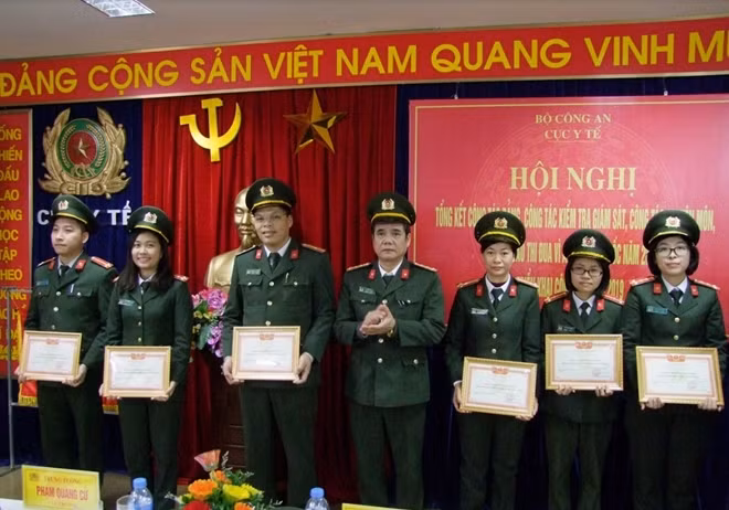 Đại tá Phạm Tự Do, Phó Cục trưởng Cục Y tế trao tặng danh hiệu CSTĐ cho các cá nhân.