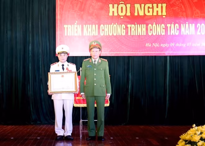 Thứ trưởng Lê Quý Vương trao Huân chương Chiến công hạng Ba cho Trung tướng Phạm Quốc Cương, Tiểu đoàn CSĐN số 3.